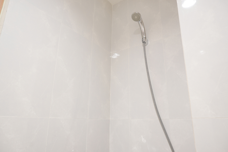 Bathroom 2, Cozy Studio at 32th Floor Evenciio Margonda Apartment By Travelio, Depok