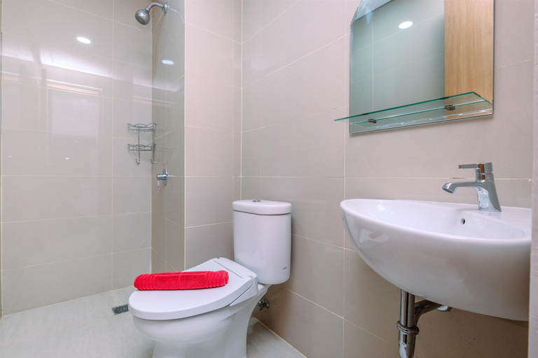 Bathroom 2, Restful and Comfortable Studio Apartment at B Residence By Travelio, Tangerang Selatan