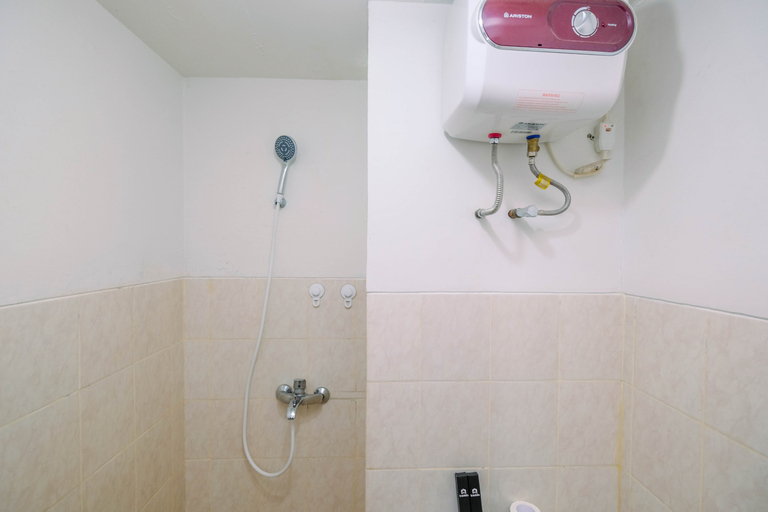 Bathroom 5, Spacious and Strategic Studio Park View Condominium Apartment By Travelio, Depok