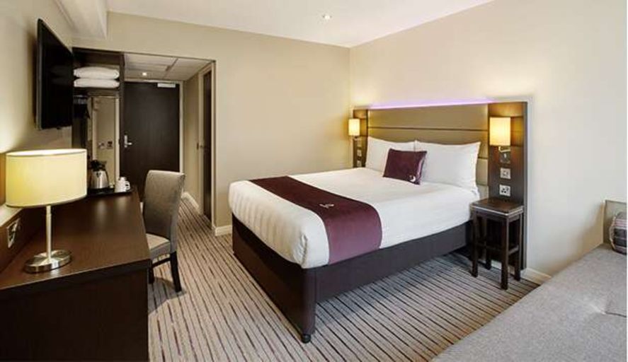 Bedroom 2, Premier Inn Basildon - East Mayne, Essex
