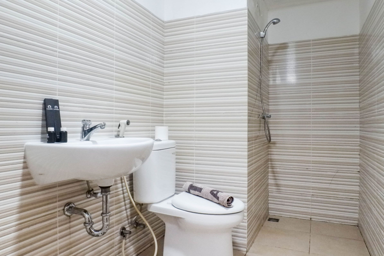 Bathroom 4, Stylish Pool View 2BR Apartment at Puncak Bukit Golf By Travelio, Surabaya
