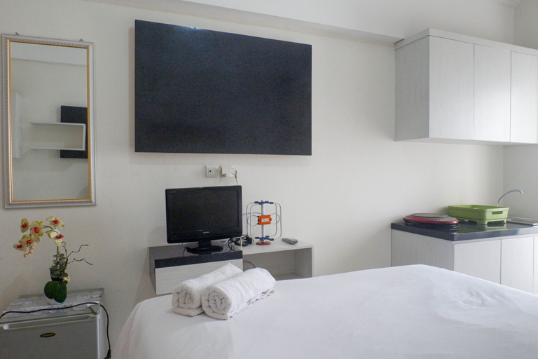 Bedroom 2, Well Appointed Studio at Gunawangsa Merr Apartment By Travelio, Surabaya