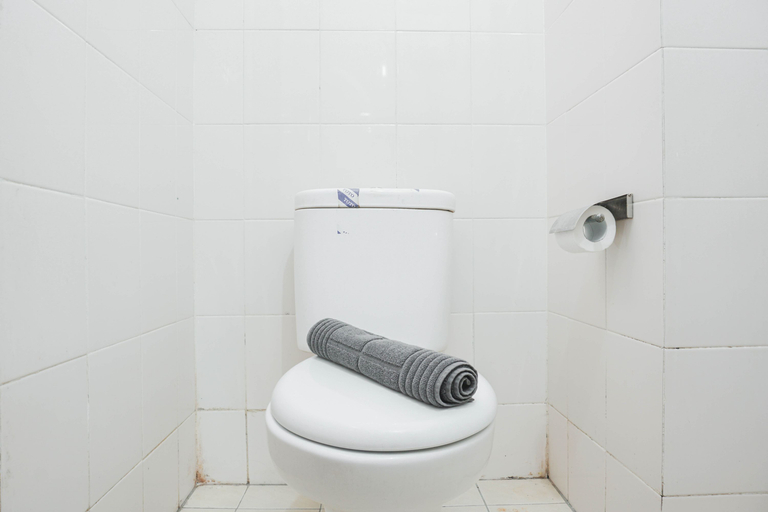 Bathroom 5, Simply and Cozy 2BR at Pluit Sea View Apartment By Travelio, Jakarta Utara