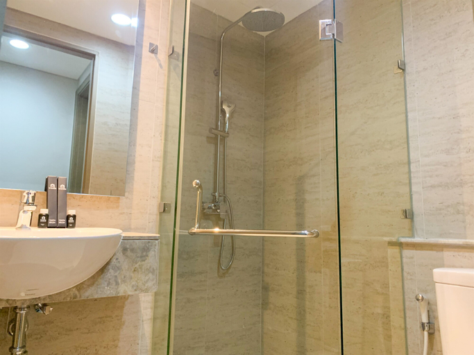 Bathroom 2, Comfort 1BR at Gold Coast Apartment By Travelio, Jakarta Utara