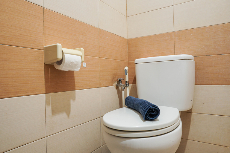 Bathroom 5, Modern Style Studio Gardenia Boulevard Apartment with City View By Travelio, Jakarta Selatan