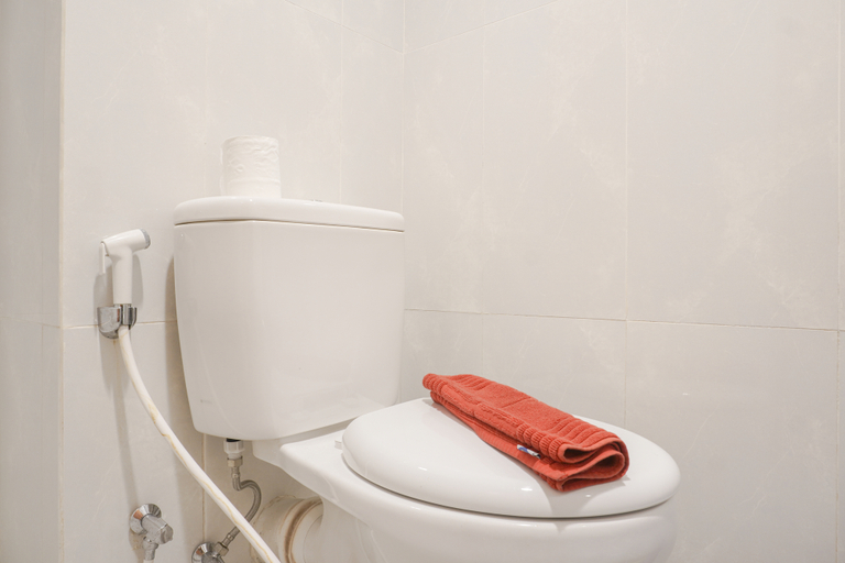 Bathroom 5, Cozy Studio at 32th Floor Evenciio Margonda Apartment By Travelio, Depok
