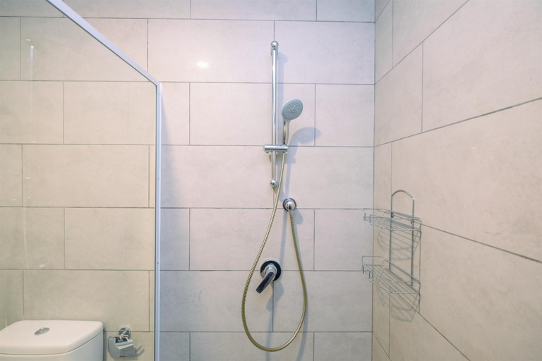 Bathroom 5, Comfort and Modern Studio Roseville Apartment By Travelio, Tangerang Selatan