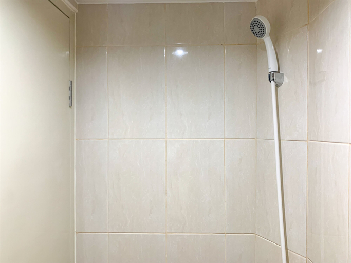Bathroom 5, Compact Studio (No Kitchen) at Osaka Riverview Apartment PIK 2 By Travelio, Tangerang