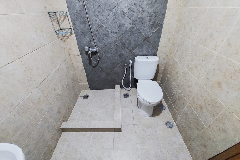 Bathroom 5, Comfort and Simply Look 2BR at Great Western Apartment By Travelio, Tangerang