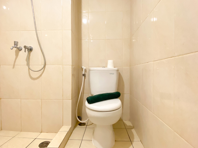 Bathroom 5, Restful and Functional Studio Apartment at Springlake Summarecon Bekasi By Travelio, Bekasi