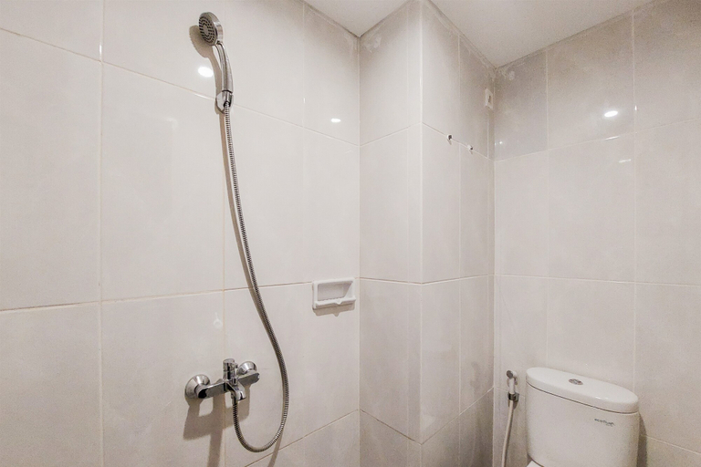 Bathroom 5, Nice and Simply Look Studio Serpong Garden Apartment By Travelio, Tangerang