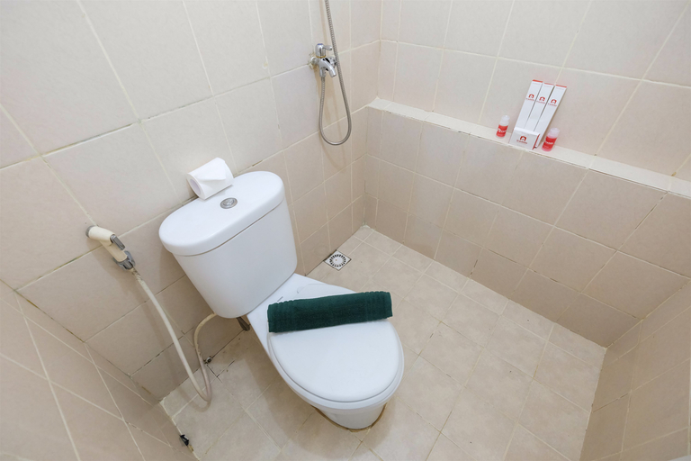 Bathroom 5, Monochrome Style 2 BR Green Palace Kalibata Apartment By Travelio, Jakarta Selatan