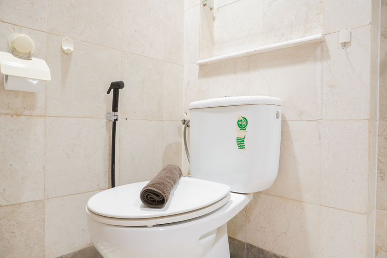 Bathroom 5, Elegant and Comfy 1BR Apartment at Bellagio Residence By Travelio, Jakarta Selatan