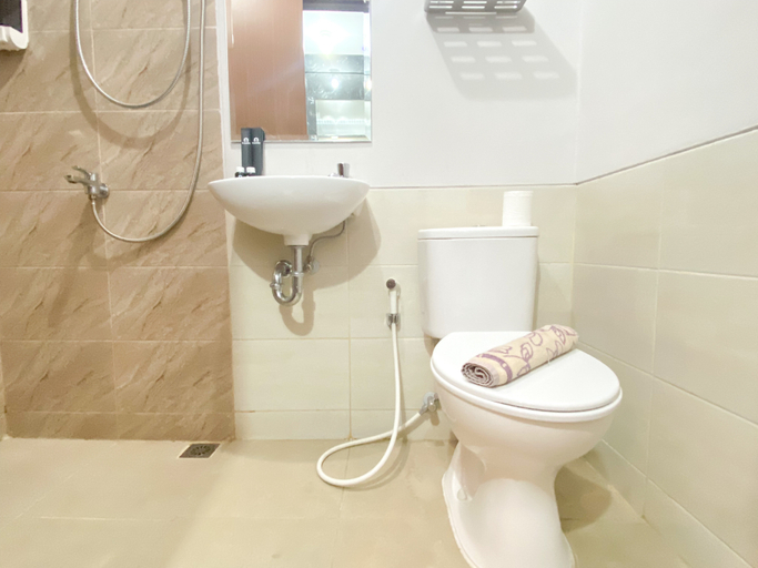 Bathroom 5, Modern Studio at 12th Floor Transpark Juanda Bekasi Timur Apartment By Travelio, Bekasi