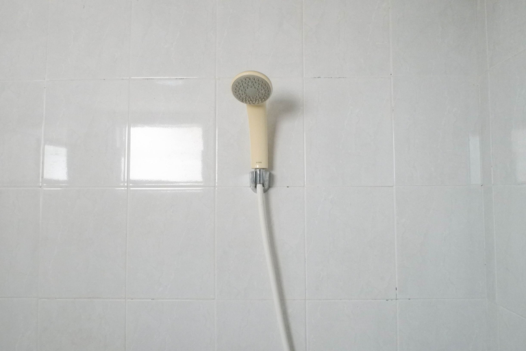 Bathroom 5, Well Appointed Studio at Gunawangsa Merr Apartment By Travelio, Surabaya