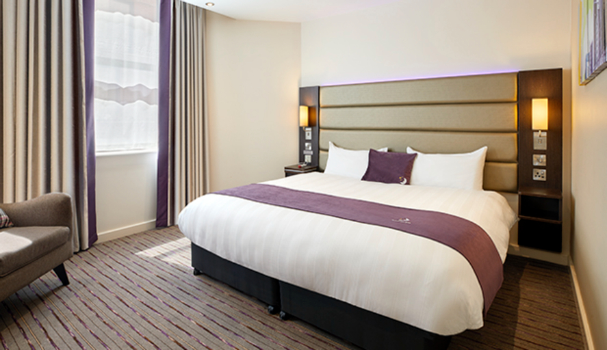 Bedroom 3, Premier Inn Bournemouth West Cliff, Poole