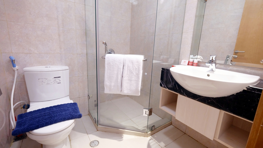 Bathroom 5, 2 BR Apartment The Mansion Kemayoran Tower Emerald By Travelio, Jakarta Utara