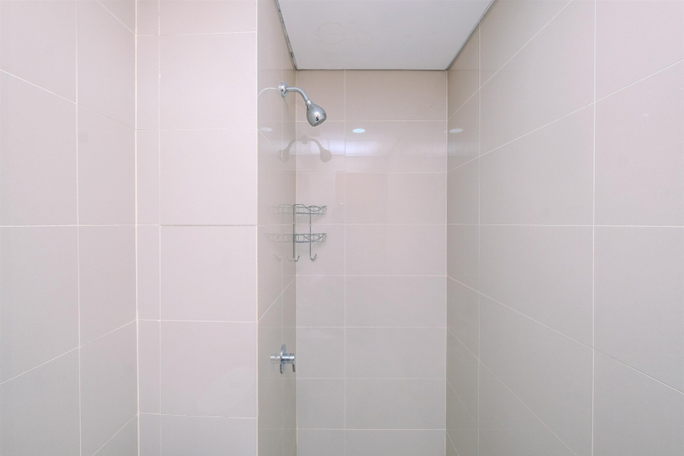 Bathroom 5, Elegant Studio Apartment at B Residence near AEON Mall By Travelio, South Tangerang