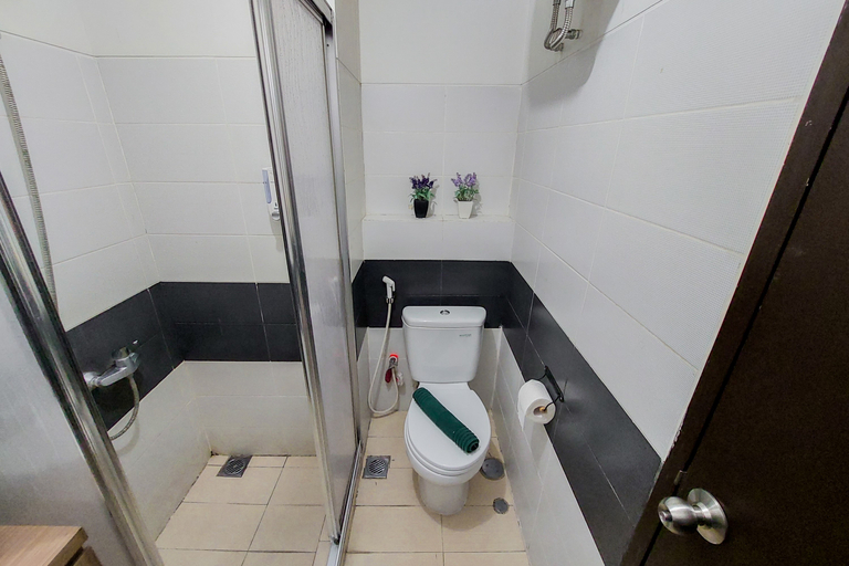 Bathroom 5, Modern and Nice 2BR Apartment Scientia Residence By Travelio, Tangerang