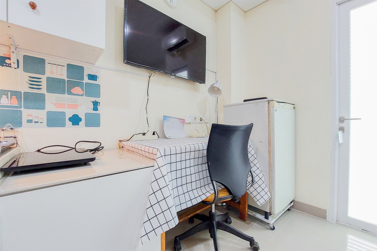 Others 5, Fancy and Strategic Studio Apartment at B Residence By Travelio, South Tangerang