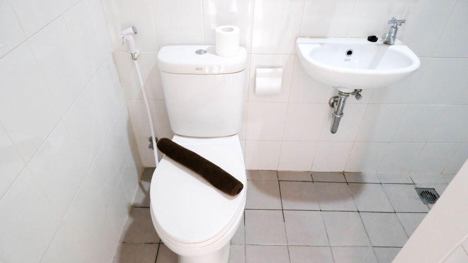 Bathroom 5, Cozy Stay and Modern Studio Apartment at Gunawangsa Tidar By Travelio, Surabaya