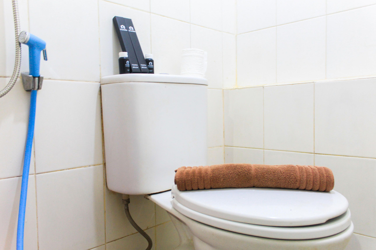 Bathroom 5, Comfortable and Cozy 2BR at Kalibata City Apartment By Travelio, South Jakarta