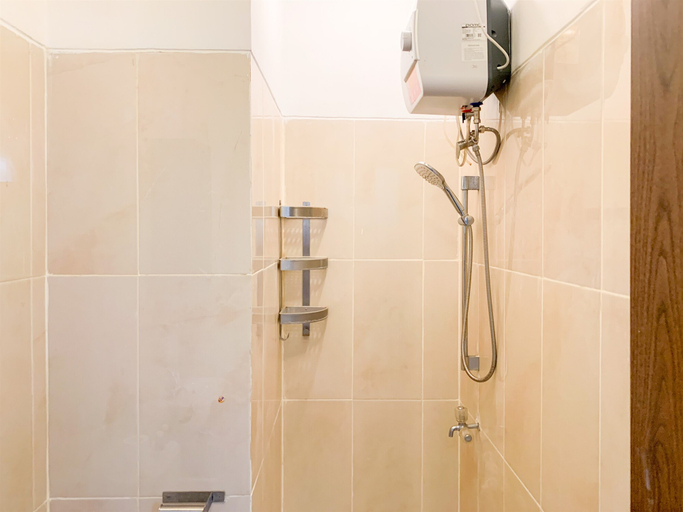 Bathroom 5, Warm and Minimalist 2BR at Northland Ancol Apartment By Travelio, North Jakarta