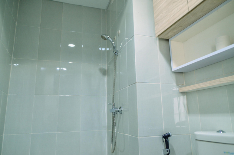 Bathroom 5, Cozy Living 2BR at Casa de Parco Apartment By Travelio, Tangerang