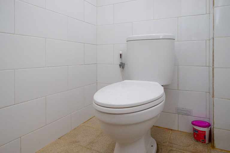 Bathroom 4, Urbanview Hotel Artamara Tegal, Tegal