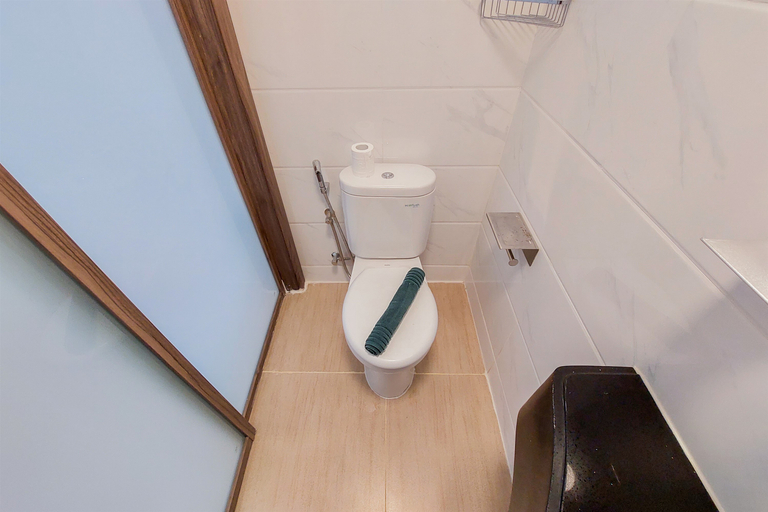Bathroom 5, Pleasurable and Tidy Studio at Sky House BSD Apartment By Travelio, South Tangerang