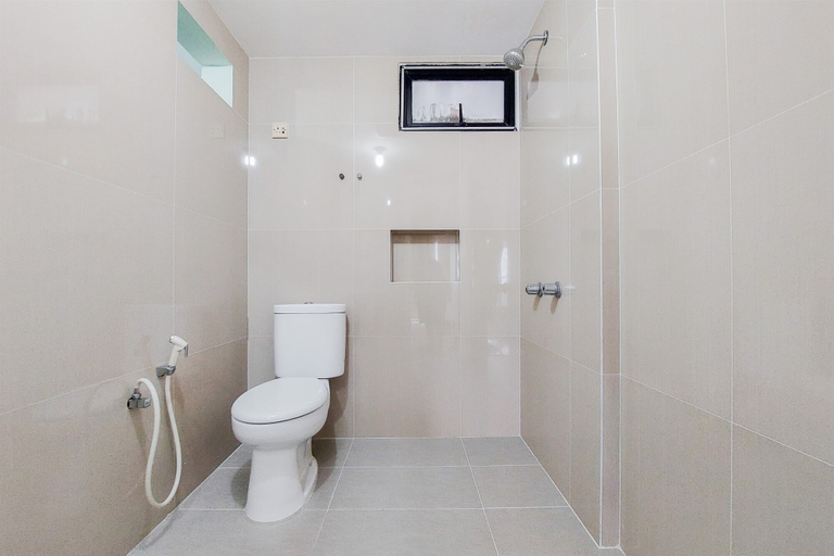 Bathroom 5, Comfy and Modern Look 3BR at Kondominium Golf Karawaci Apartment By Travelio, Tangerang
