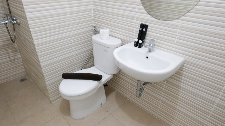 Bathroom 5, Homey 2BR at Puncak Bukit Golf Surabaya Apartment By Travelio, Surabaya