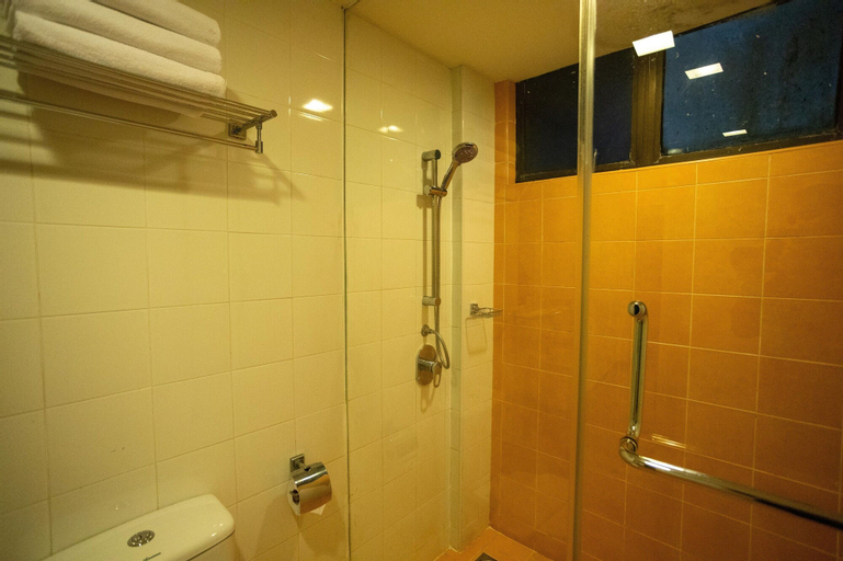 Bathroom 28
