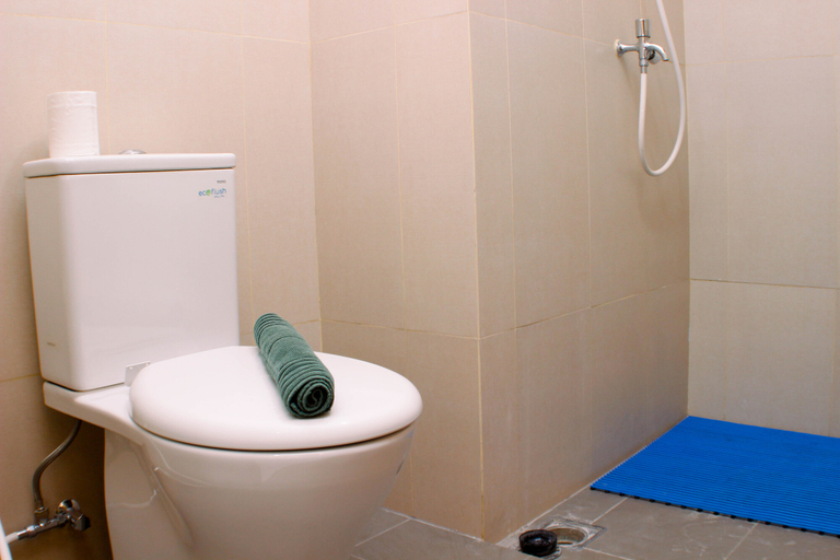 Bathroom 5, Comfy Studio Apartment at LRT City Jatibening By Travelio, Bekasi