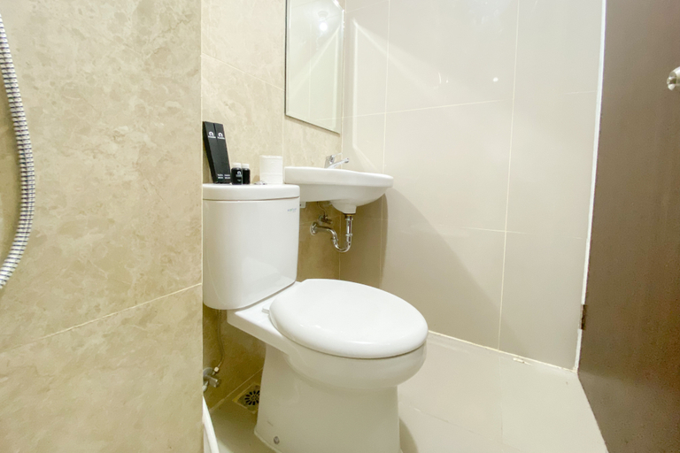 Bathroom 3, Chic and Cozy Studio at Transpark Cibubur Apartment near Mall By Travelio, Depok
