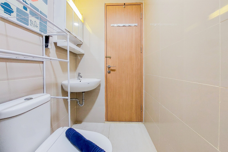 Bathroom 2, Fancy and Strategic Studio Apartment at B Residence By Travelio, South Tangerang