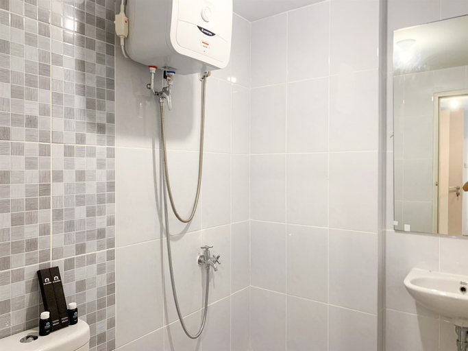 Bathroom 3, Fancy and Nice 2BR at Tokyo Riverside PIK 2 Apartment By Travelio, Tangerang