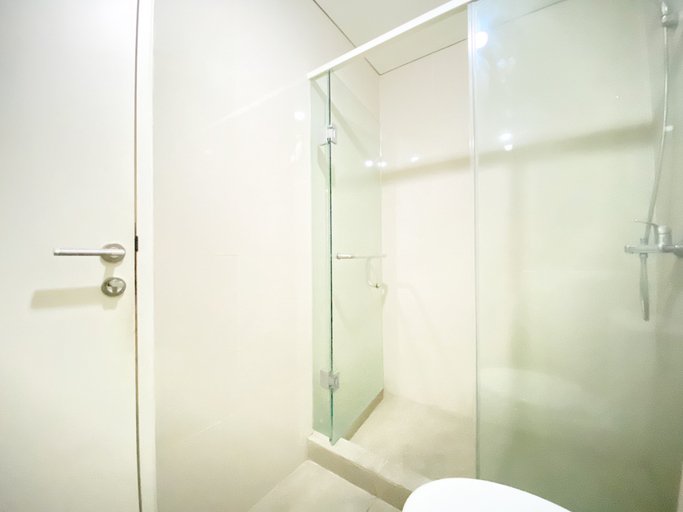 Bathroom 5, Premium 3BR at Landmark Residence Bandung Apartment By Travelio, Bandung