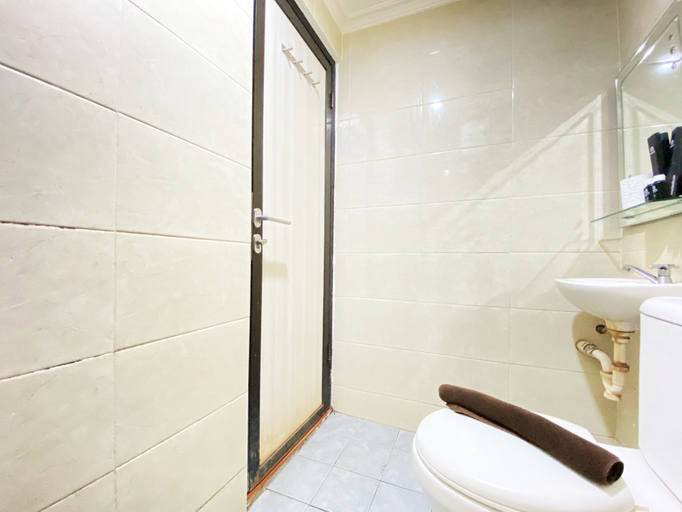 Bathroom 3, Cozy Studio at Grand Asia Afrika Apartment By Travelio, Bandung