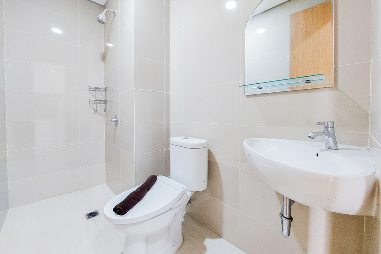 Bathroom 5, Simply Look and Warm Studio Apartment at B Residence By Travelio, Tangerang Selatan