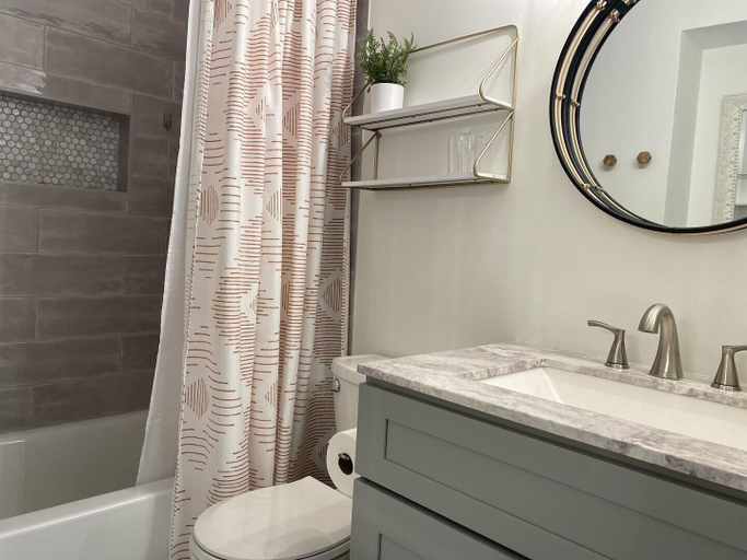 Bathroom 3, Admiral's Row, Beaufort