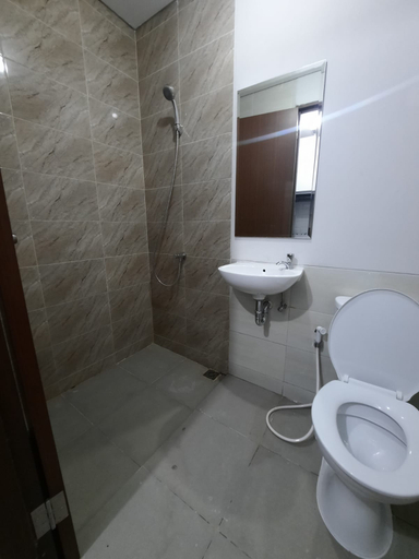 Bathroom, Transpark Juanda Bekasi By Benjamin Room, Bekasi