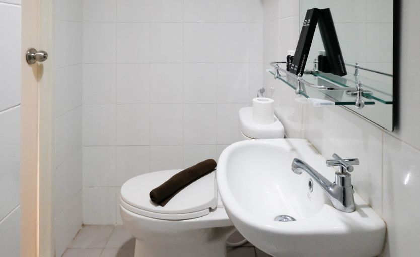 Bathroom 3, Cozy Stay and Modern Studio Apartment at Gunawangsa Tidar By Travelio, Surabaya