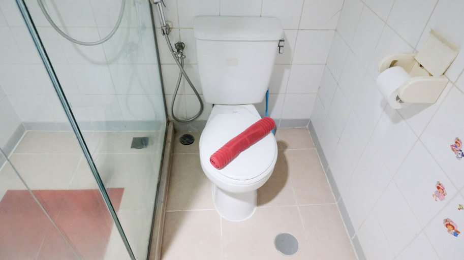 Bathroom 5, Extra Spacious and Homey 2BR at Kondominium Puncak Marina Apartment By Travelio, Surabaya