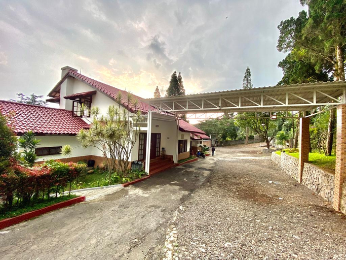 Exterior & Views 2, Puncak Riverside Villa Sakura, Bogor