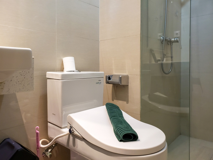 Bathroom 5, Cozy Studio Apartment at Sedayu City Suites Kelapa Gading By Travelio, East Jakarta