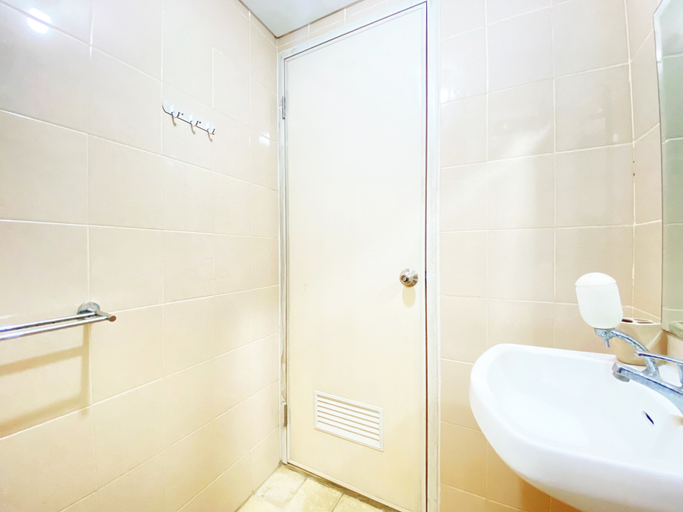 Bathroom 5, Pleasant 2BR at Apartment at Parahyangan Residence By Travelio, Bandung