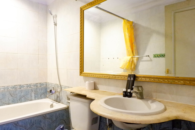 Bathroom 5, Best Deal 2BR Apartment at Taman Beverly By Travelio, Surabaya