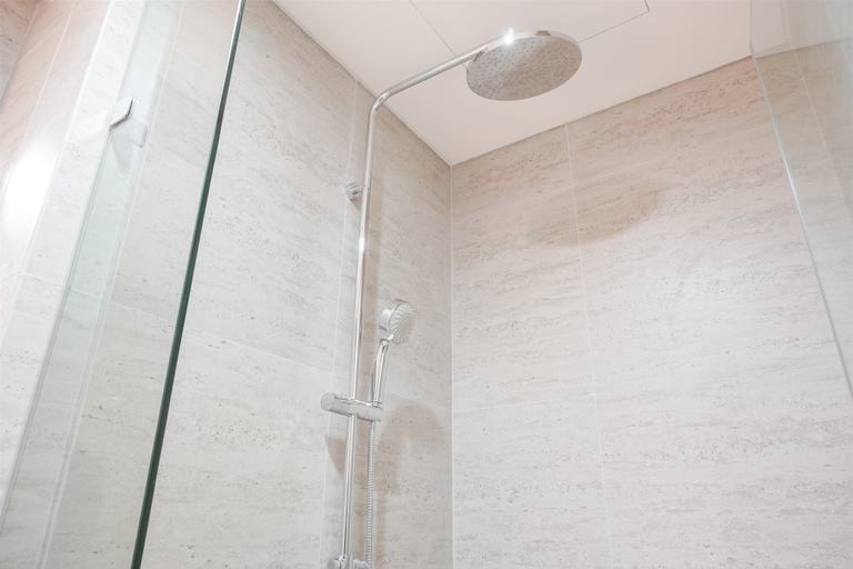 Bathroom 5, Fancy and Comfort 1BR at Gold Coast Apartment By Travelio, North Jakarta