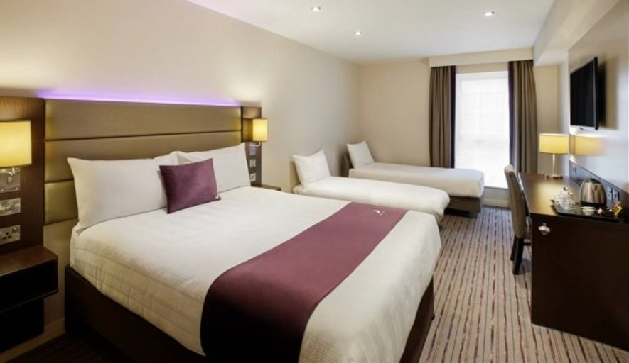 Bedroom 2, Premier Inn Cirencester, Gloucestershire